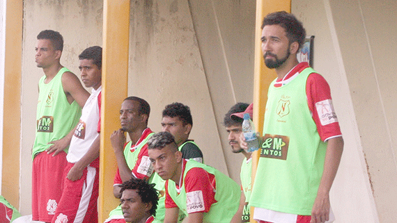 O meia-atacante Fabinho F7 (com água mineral na mão) antes de entrar durante a partida contra o Vilhena (RO), pela Série D de 2015 (Foto: Lucas Luckezie)