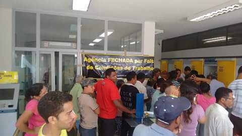 A agência ficou lotada com clilentes tentando atendimento bancários nos caixas eletrônicos (Foto: Divulgação)