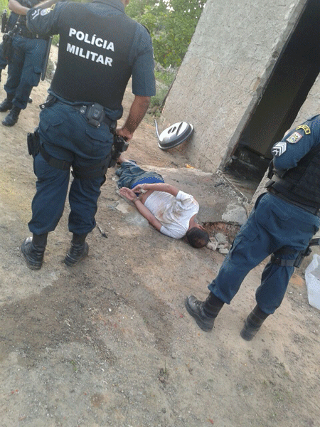 Homicida resistiu à prisão ao fazer barricada na porta de casa e teve de ser contido (Foto: Reprodução)