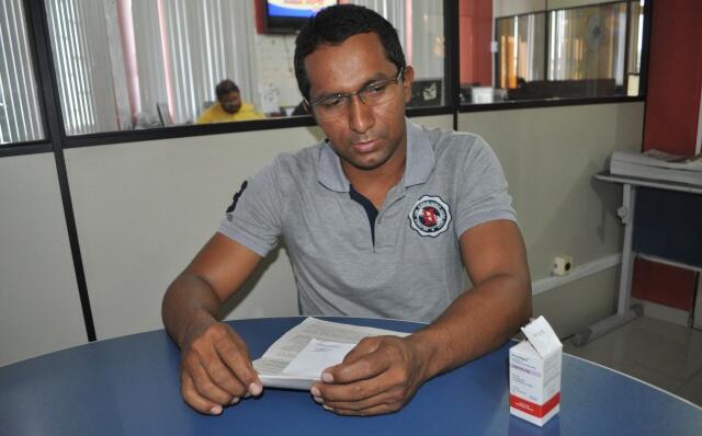 Claudemir recebia o medicamento em nome da sua mãe, Francisca Feitosa (Foto: Rodrigo Sales)
