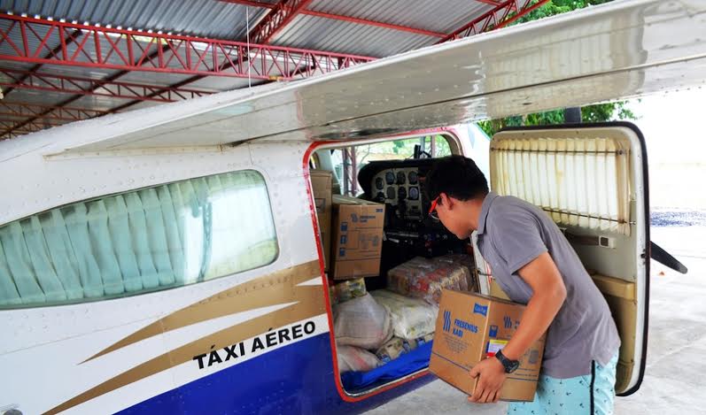 Uma aeronave do Governo do Estado foi utilizado para o envio de medicamentos para Santa Maria do Boiaçu (Foto: Divulgação/Sesau)