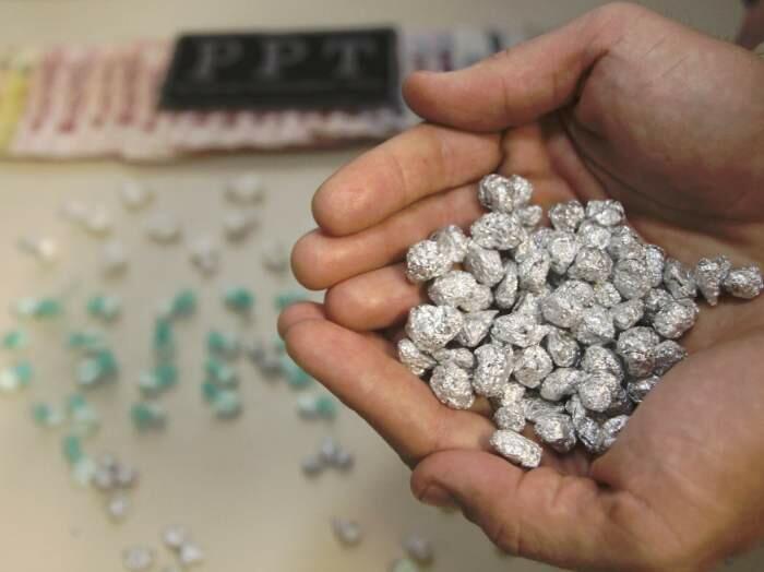Foram apreendidas 122 cápsulas de cocaína, além de vários produtos oriundos do crime