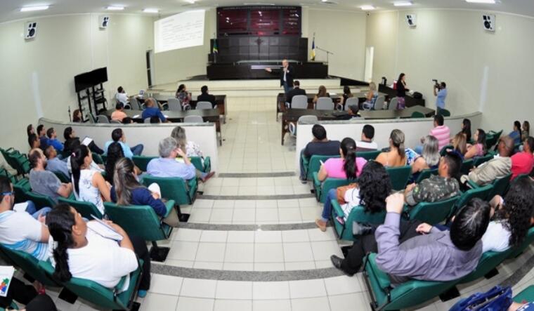 Mais de 100 pessoas participam da capacitação (Foto: H. Emiliano)