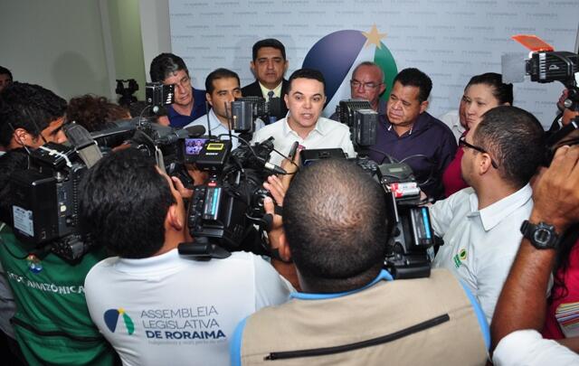 Jalser Renier (Solidariedade), acompanhado dos deputados do Blocão, anunciou a devolução em coletiva (Fotos: SupCom/ALE)