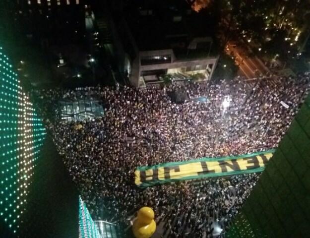 Manifestantes protestam depois de áudio liberado pela Justiça que interceptou ligação telefônica entre Lula e Dilma