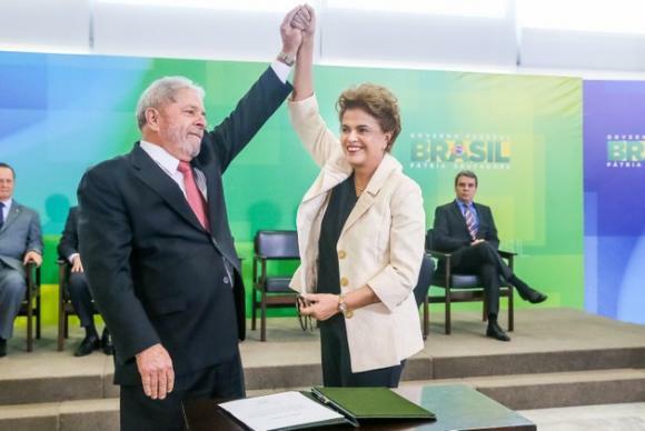 Líderes após a assinatura de posse (Foto: Agência Brasil)