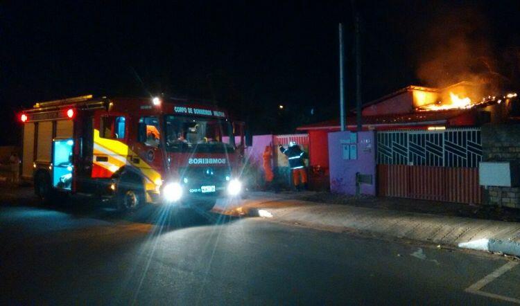 O incêndio ocorreu por volta de meia noite (Foto: Divulgação)