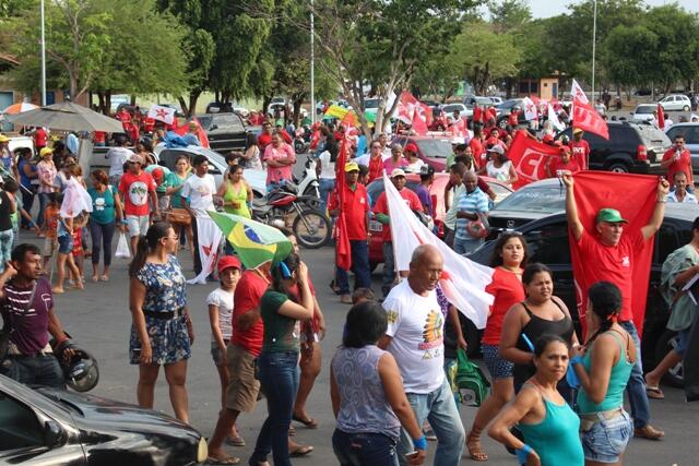 A carreata que começou no Pérola do Rio Branco terminou na Praça do Centro Cívico (Foto: Diane Sampaio)