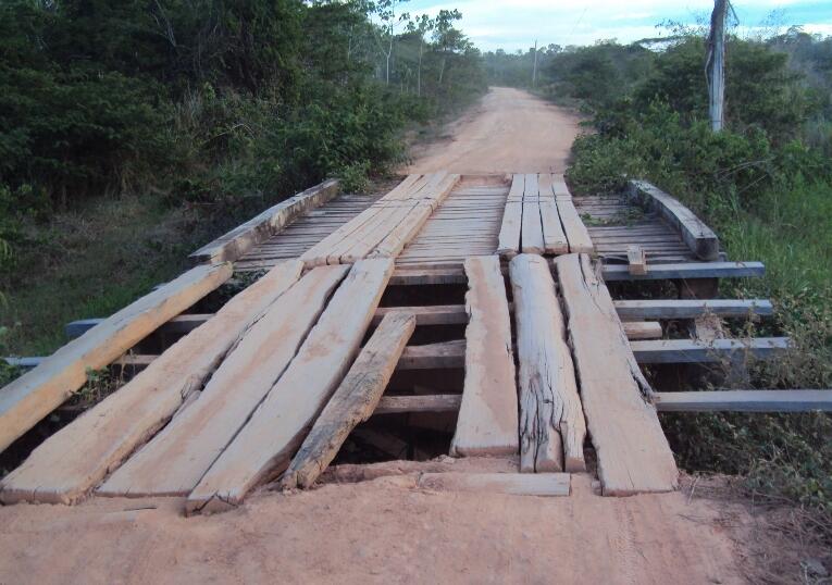 Denúncia afirma que as pontes estão danificadas há mais de um ano (Foto: Arquivo Pessoal)