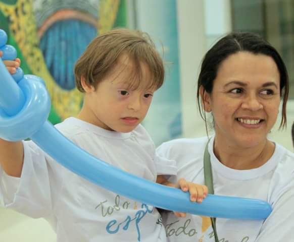 A presidente da Amar Down, Elisangela Monção, com o filho Marcus Henrique (Foto: Arquivo Pessoal)