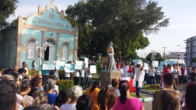 A caminhada da via sacra foi concluída perto das 8h, na igreja São Francisco (Foto: Alexsandra Sampaio)