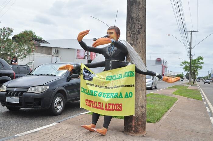 Comediante e mosquito transmissor da Dengue, Zika e Chikungunya foram escolhidos para serem malhados como Judas Scariotes (Foto: Samara Cordeiro)