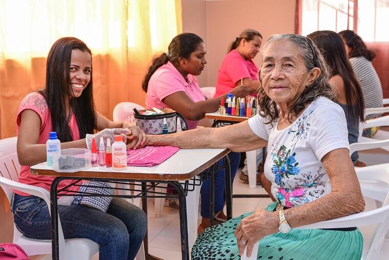 Aos 75 anos de idade, a aposentada Izabel Andrade Costa não descuida das unhas (Foto: PMBV)