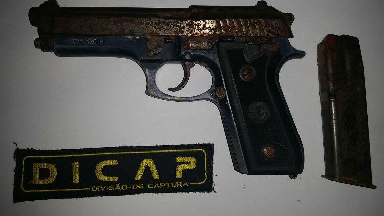 A arma foi encontrada no Rio Branco (Foto: Dicap)
