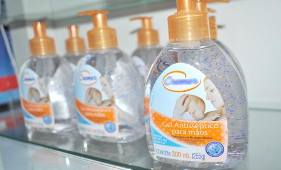 Nas drogarias, álcool em gel tem custo a partir de R$ 5 (Foto: Samara Cordeiro)