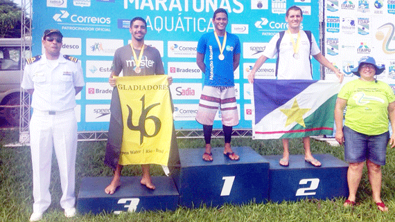 O nadador roraimense Flávio Monteiro exibe a bandeira de Roraima no pódio da categoria Sênior (Foto: Divulgação)