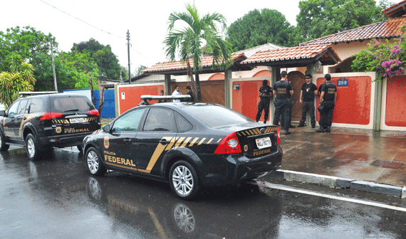 Buscas foram realizadas na casa do ex-governador, mas ele não foi encontrado (Foto: Rodrigo Sales)