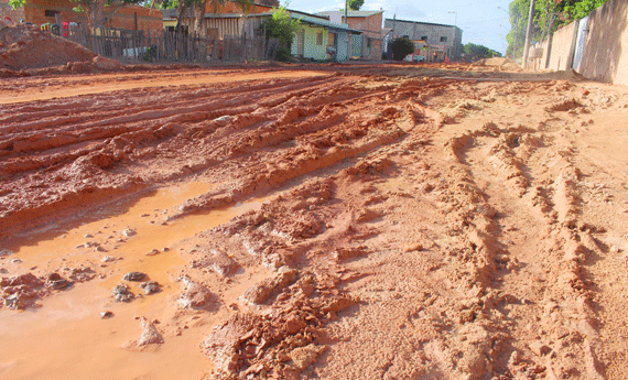 Além da lama em dias de chuva, obra provoca falta de água no Tancredo Neves (Foto: Diane Sampaio)