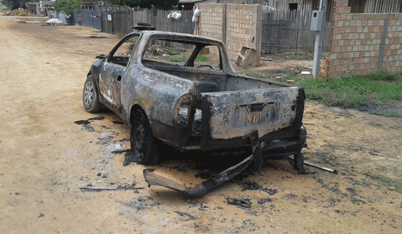 Carro ficou completamente destruído pelo fogo, na noite de domingo (Foto: Jefter Reis)