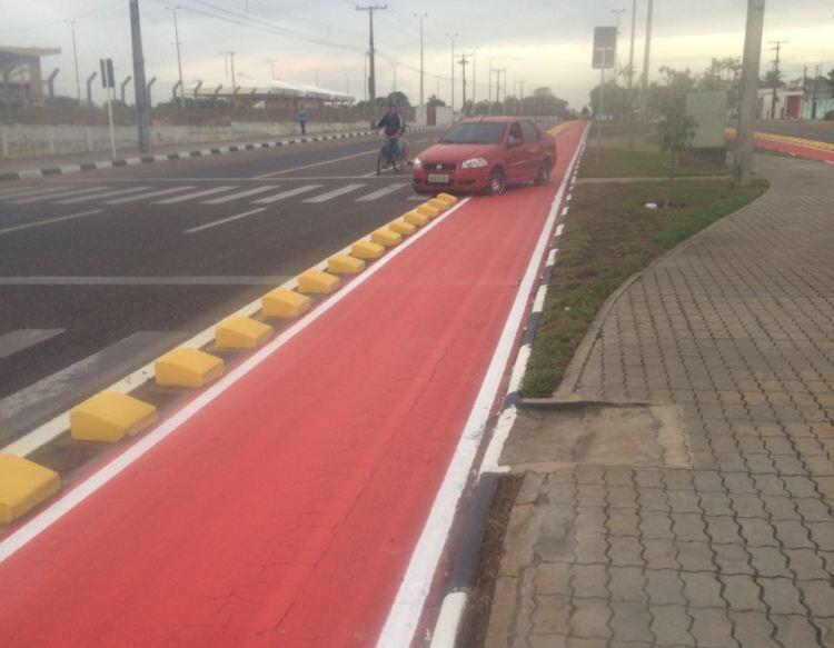 Imagem que mostra o veículo transitando na ciclovia foi feita por populares (Foto: Divulgação)