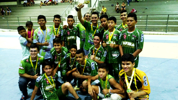 Os jogadores do Independente posam para fotos após a conquista do título estadual Sub-15, no ginásio Hélio Campos (Foto: Divulgação/Independente)