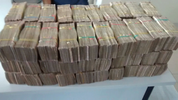 Sacos cheios de bolívares foram apreendidos com libanês na semana passada (Foto: Divulgação)