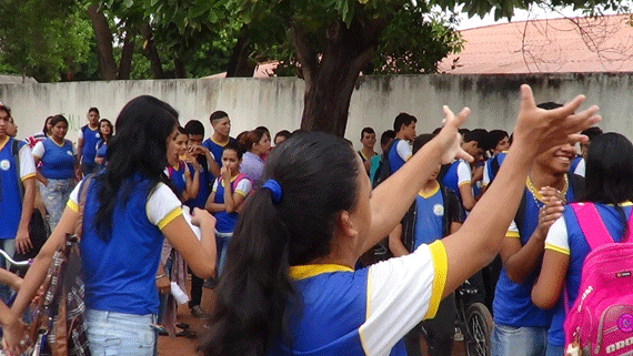 Manifestação foi feita no meio da rua para cobrar melhorias na estrutura da escola (Foto: Divulgação)