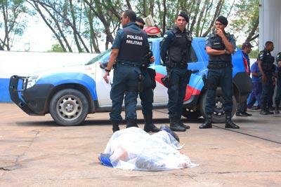 Frentista de posto de combustíveis foi surpreendido enquanto trabalhava (Foto: Diane Sampaio)