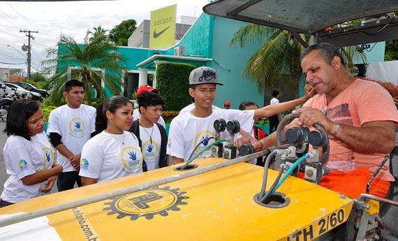 Jovens acompanharam o trabalho de revitalização das faixas de trânsito (Foto: Divulgação)