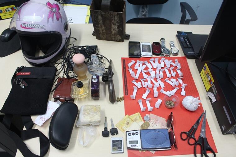 No apartamento foi encontrado também um usuário de drogas (Foto: Diane Sampaio)