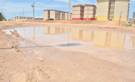 Rua Cassiopeia era para estar toda asfaltada, mas não foi isso o que ocorreu (Foto: Rodrigo Sales)