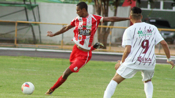 Com Natan (direita) em sua cola, o zagueiro Fabio Costa (esquerda) afasta a bola de sua área (Foto: Lucas Luckezie)