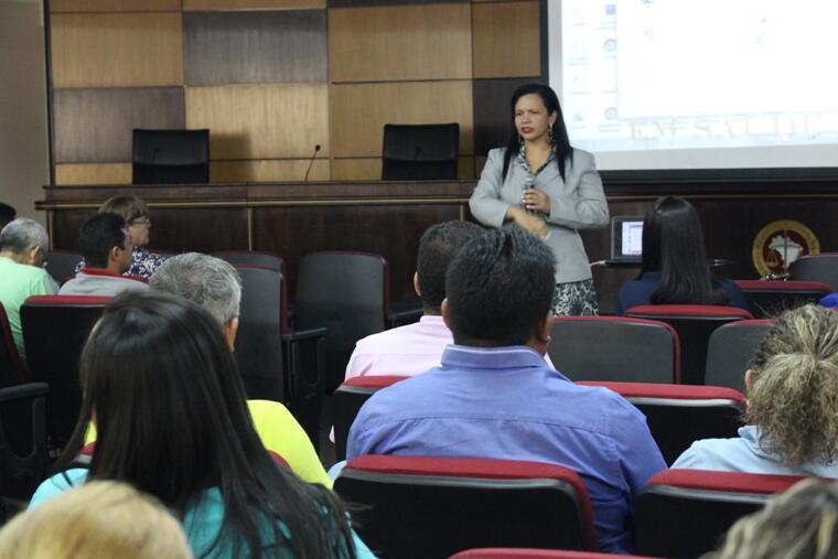 A promotora de justiça de Defesa da Saúde conduziu a reunião (Foto: Diane Sampaio)