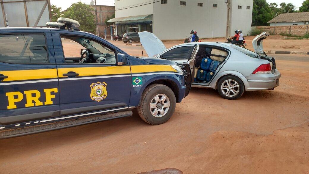 O combustível estava no porta malas e no banco traseiro do veículo de passeio (Foto:PRF/RR)