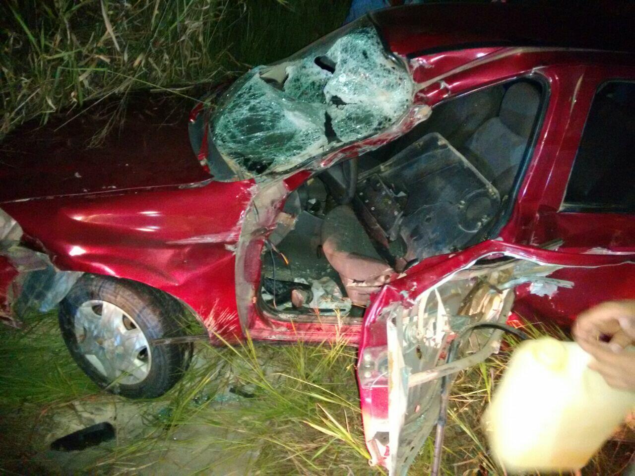 O veículo bateu de frente com um trator, que estava com o farol desligado (Foto: divulgação)