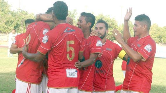 Jogadores festejam gol marcado por Thiago Paraná, na estreia do Campeonato Roraimense (Foto: Lucas Luckezie)