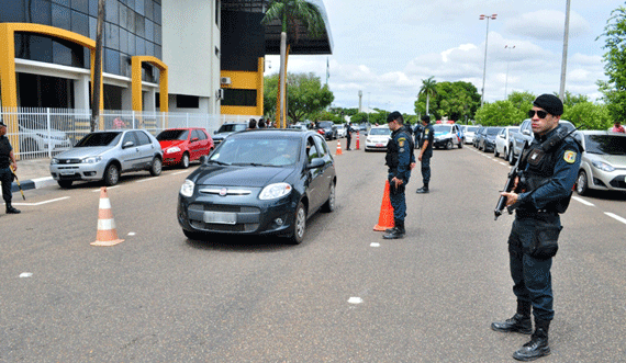 Um dos pontos fiscalizados foi em frente à Assembleia Legislativa de Roraima (Foto: Rodrigo Sales)