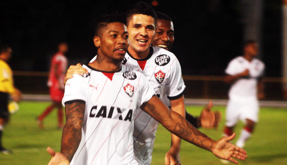 Atacante Marinho festeja após abrir o placar para o Vitória, na Vila Olímpica (Foto: Lucas Luckezie)