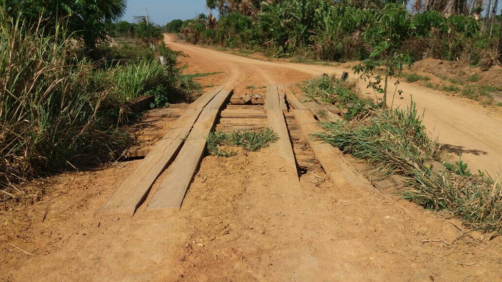 A estrada recebeu serviços de terraplanagem, mas os produtos querem o conserto das pontes (Foto: Arquivo Pessoal)