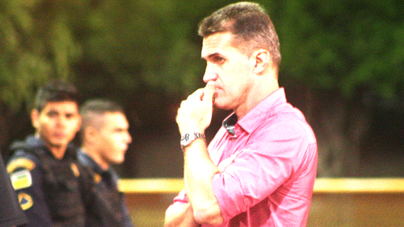 O técnico do Vitória, Vagner Mancini, durante o intervalo do duelo entre Náutico e Vitória pela Copa do Brasil (Foto: Lucas Luckezie)