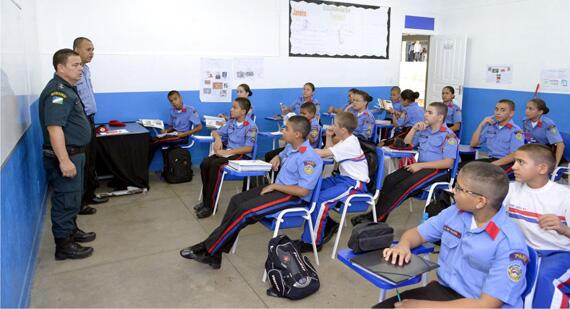 Escolas terão o corpo docente composto por professores efetivos e por policiais militares (Foto: Arquivo/Folha)