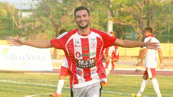 O meia Eduardo Magrão comemora após abrir o placar para o Náutico contra o Baré, pela terceira rodada do primeiro turno do Estadual (Foto: Lucas Luckezie)