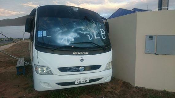 Micro-ônibus foi pichado e teve o vidro quebrado (Foto: Divulgação)