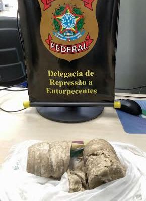 Com a mulher, a PF apreendeu um quilo de cocaína