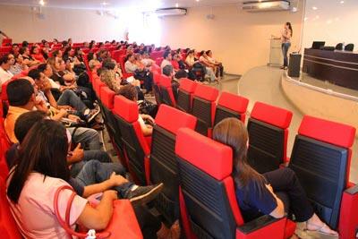 Servidores da rede municipal de saúde participam de treinamento sobre vacinação contra a gripe H1N1 (Foto: Diane Sampaio)
