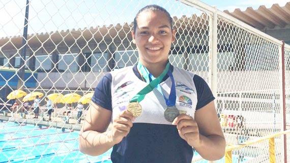 A nadadora Flávia Cantanhede exibe as medalhas que conquistou na Copa Amazonas, no último final de semana (Foto: Divulgação/Aquática Marinho)