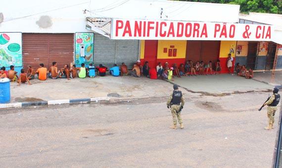 Cerca de 50 pessoas foram detidas durante abordagens e cumprimento de mandados judiciais (Foto: Diane Sampaio)