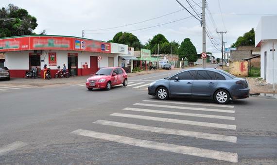 Cruzamento das avenidas São Sebastião com Manoel Felipe, no Cambará, tem sido ponto de criminosos para praticar assaltos (Foto: Rodrigo Sales)