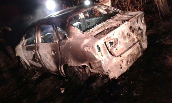 Carro totalmente carbonizado foi encontrado no Distrito Industrial, na noite de terça-feira (Foto: Divulgação)