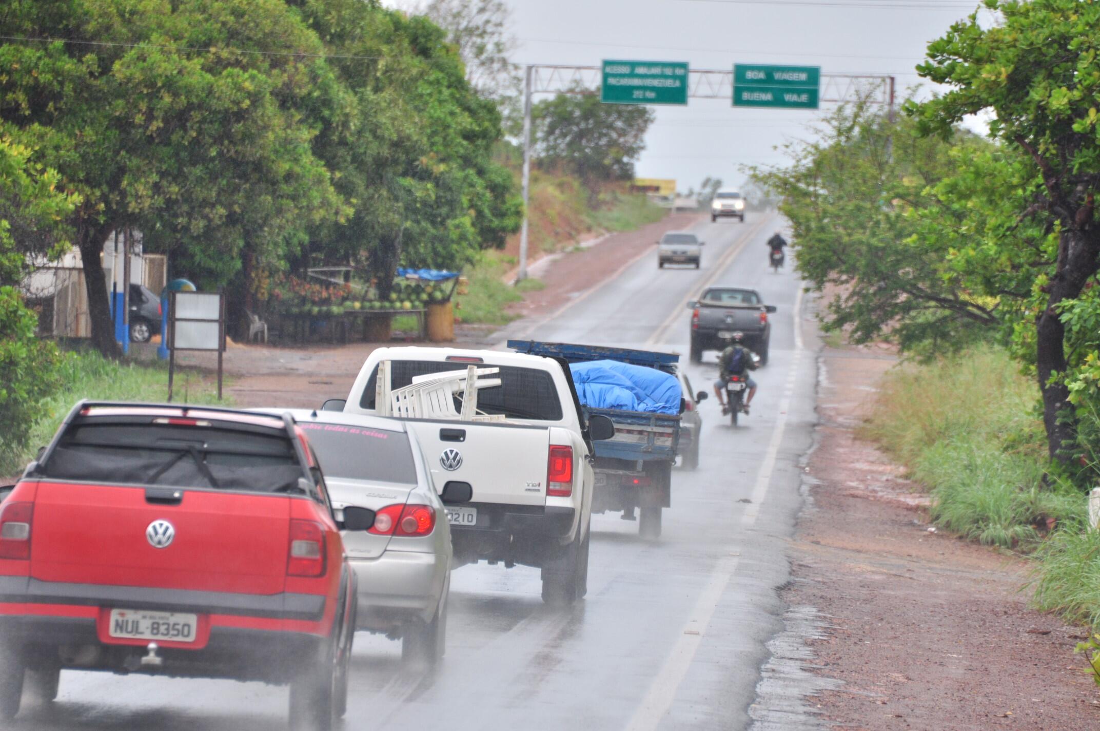 Na BR-174 sentido Pacaraima, o tráfego é intenso (Foto: Rodrigo Sales)